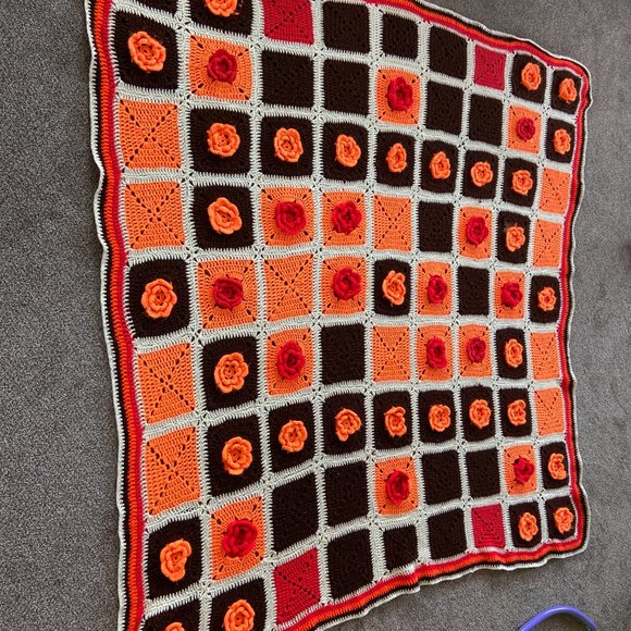 Vintage 70's Crochet Granny Square Afghan Raised 3D flower design Large Size - Picture 9 of 11